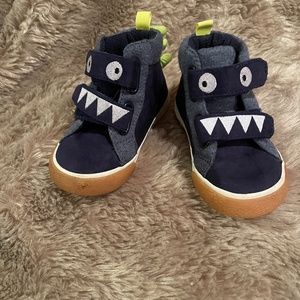 GAP boys dinosaur shoes Size 5